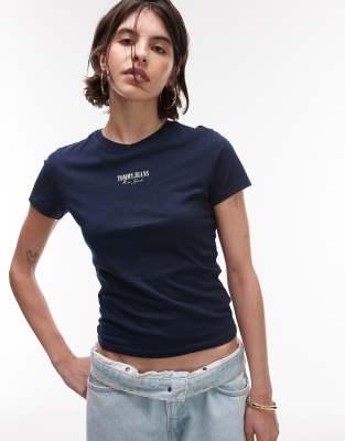 Tommy Jeans - Essential - Schmal geschnittenes T-Shirt in Schwarz mit Logo