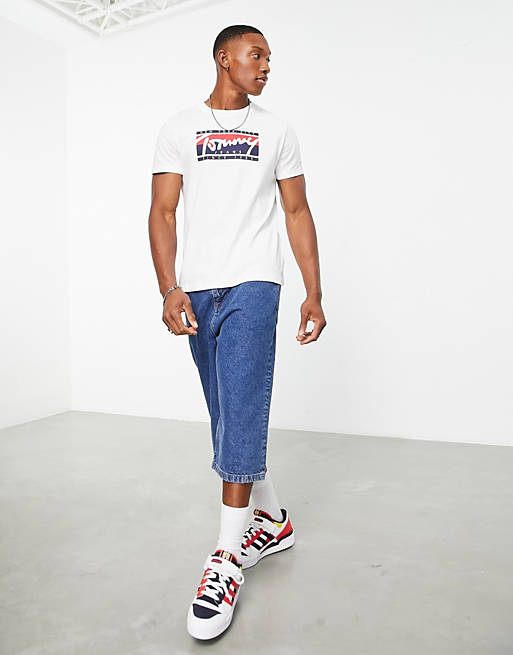 Tommy Jeans – Essential – Schmal Logo-Schriftzug geschnittenes in mit ASOS | Weiß T-Shirt
