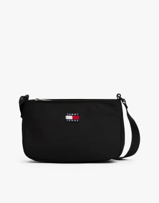 Tommy Jeans - Essential - Schultertasche in Schwarz mit Riemen mit mehrfachem Logo