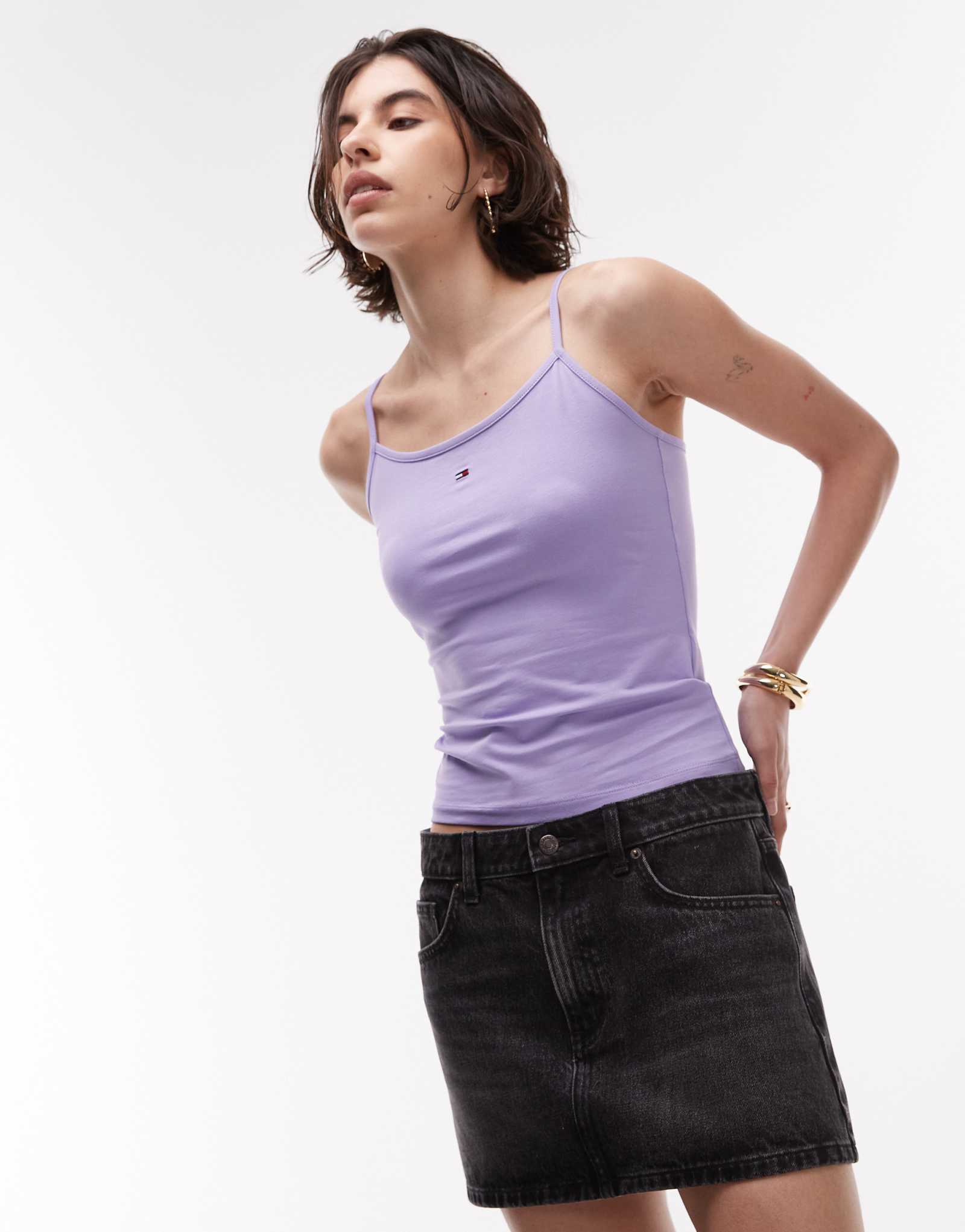 Незаменимый топ на бретельках от Tommy Jeans сиреневого цвета