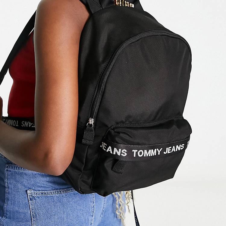 Tommy Jeans essential taping backpack in black | Tommy Jeans Marineblå  tanktop med dyb rund hals og tekstlogo | VolcanmtShops