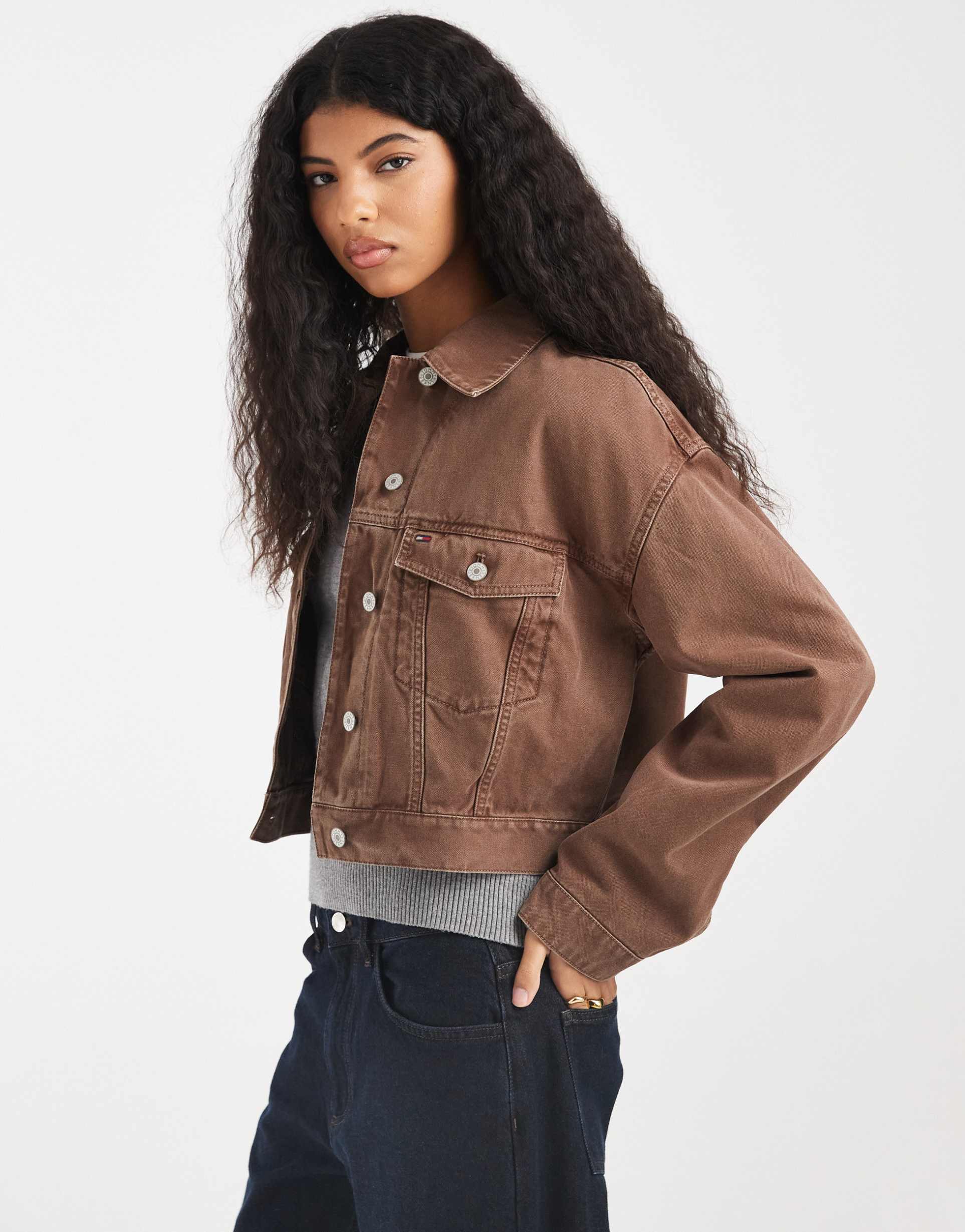tommy jeans essential trucker jacket in brown