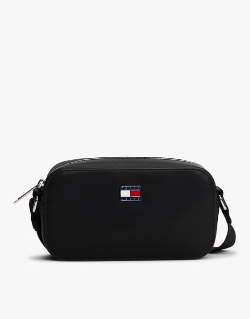 Tommy Jeans – Essential – Umhänge-Kameratasche in Schwarz mit Metalllogo