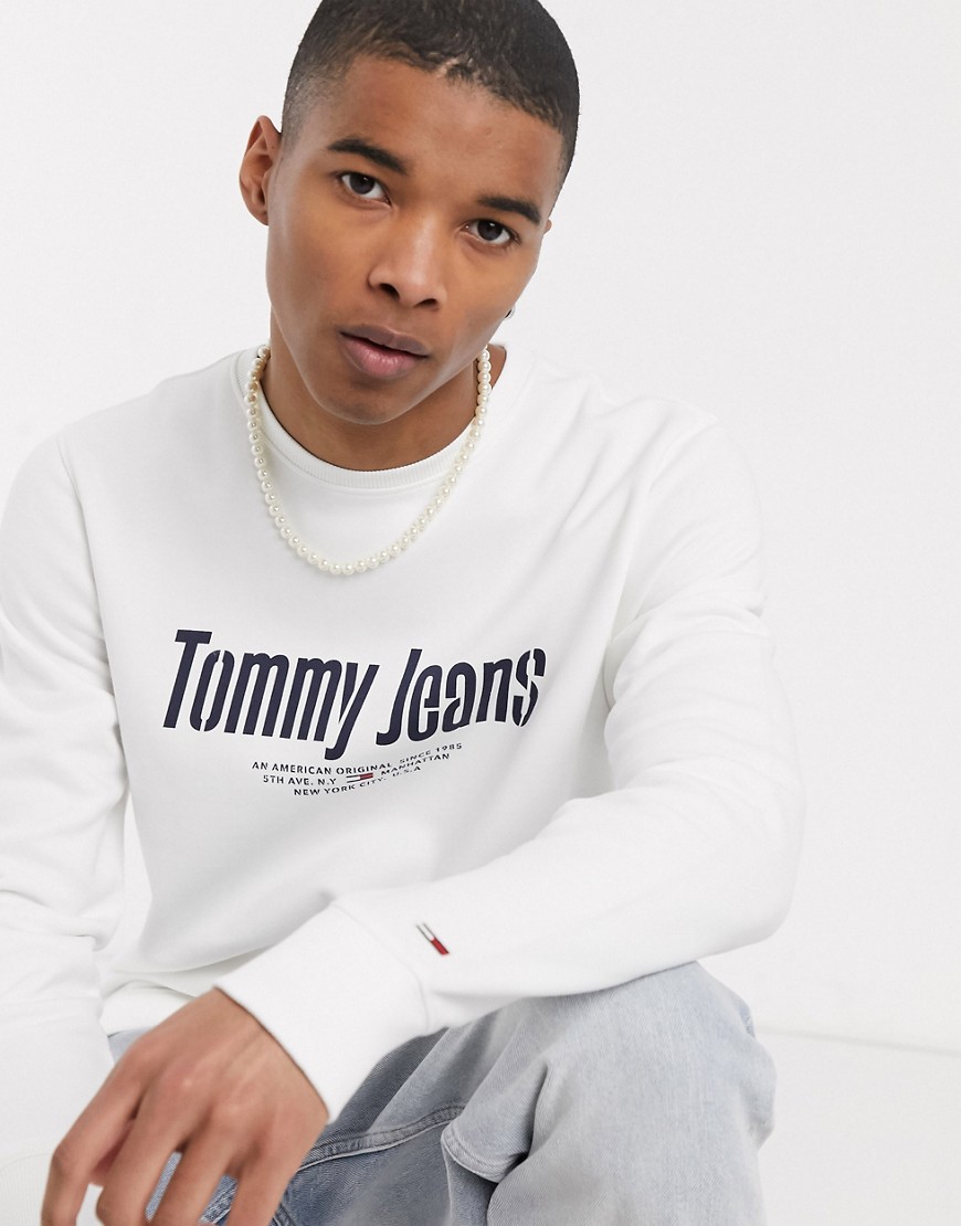 Tommy Jeans – Essential – Vit sweatshirt med rund halsringning, smal passform och logga på bröstet