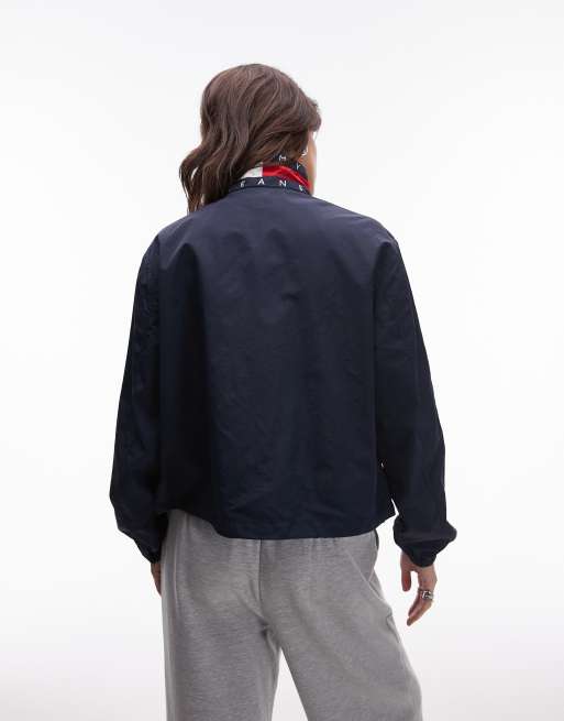 [ JEANS] Essential Flag Collar Wind Jacket ★大人気★ Tommy Jeans essentials lightweight jacket in navy with flag