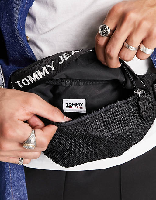 Laatste walgelijk Raap bladeren op Tommy Jeans - Essentials - Tasje voor in de taille in zwart | ASOS