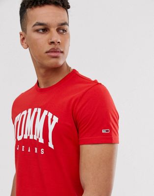 Tommy Jeans - Essentieel collegeshirt met logo op de borst in rood