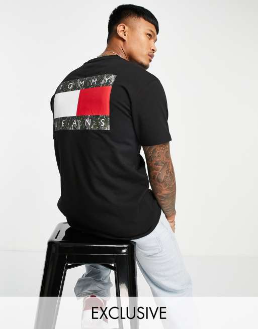 Tommy Jeans - Exclusief bij ASOS - T-shirt met vlag, script logo in camo en print op de achterkant in zwart