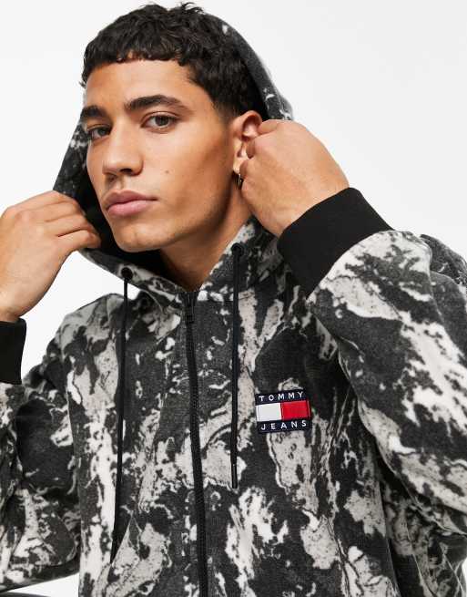Tommy Jeans - Felpa con cappuccio comoda in pile tecnico con zip corta e stampa mimetica nera