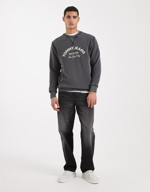 Tommy Jeans - Felpa nero slavato con logo arcuato applicato al centro, 2 di 5