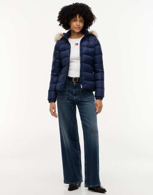 Tommy Jeans – Figurbetonte Jacke in Blau mit Kunstpelz-Kapuze und Daunenfüllung, 2 von 7