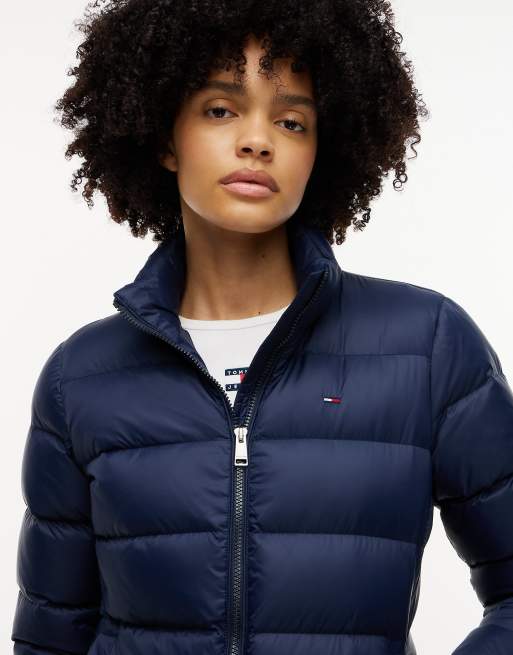 Tommy Jeans – Figurbetonte Jacke in Blau mit Kunstpelz-Kapuze und Daunenfüllung, 3 von 7