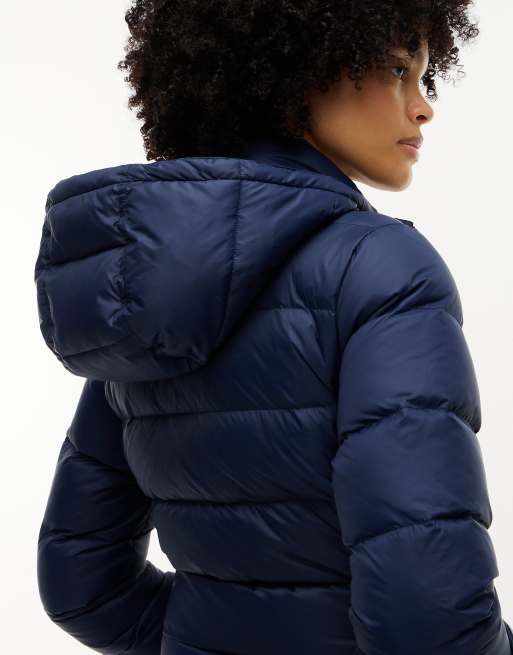 Tommy Jeans – Figurbetonte Jacke in Blau mit Kunstpelz-Kapuze und Daunenfüllung, 4 von 7