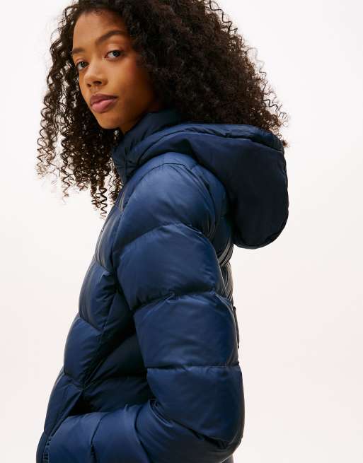 Tommy Jeans – Figurbetonte Jacke in Blau mit Kunstpelz-Kapuze und Daunenfüllung, 5 von 7