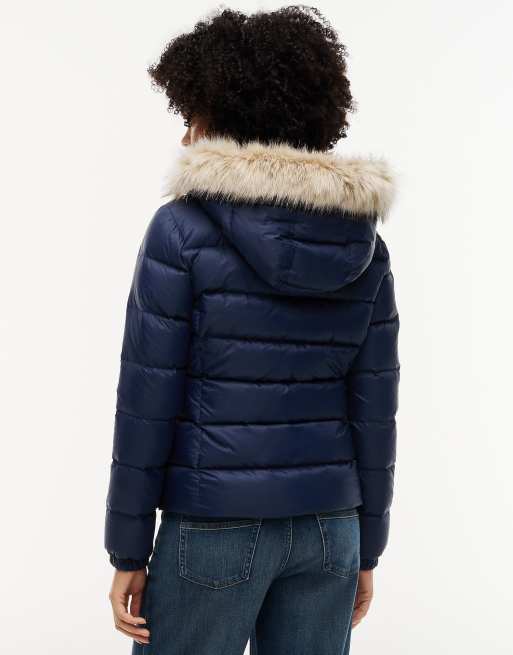Tommy Jeans – Figurbetonte Jacke in Blau mit Kunstpelz-Kapuze und Daunenfüllung, 6 von 7