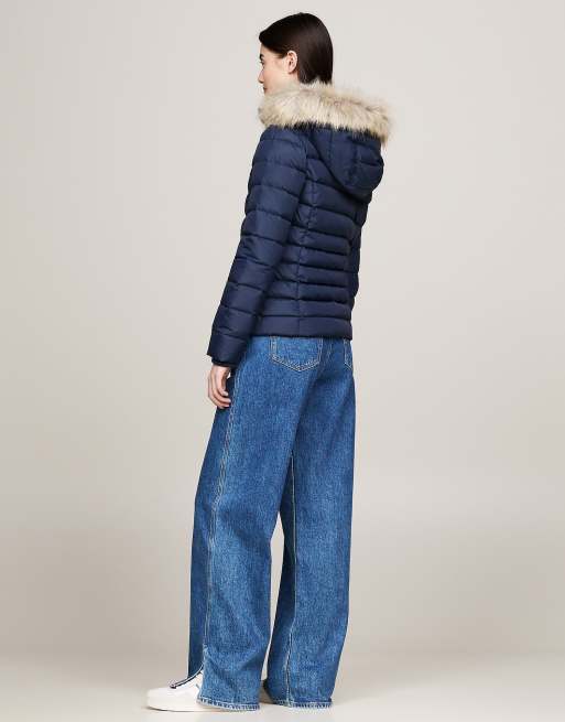 Tommy Jeans – Figurbetonte Jacke in Blau mit Kunstpelz-Kapuze und Daunenfüllung, 7 von 7