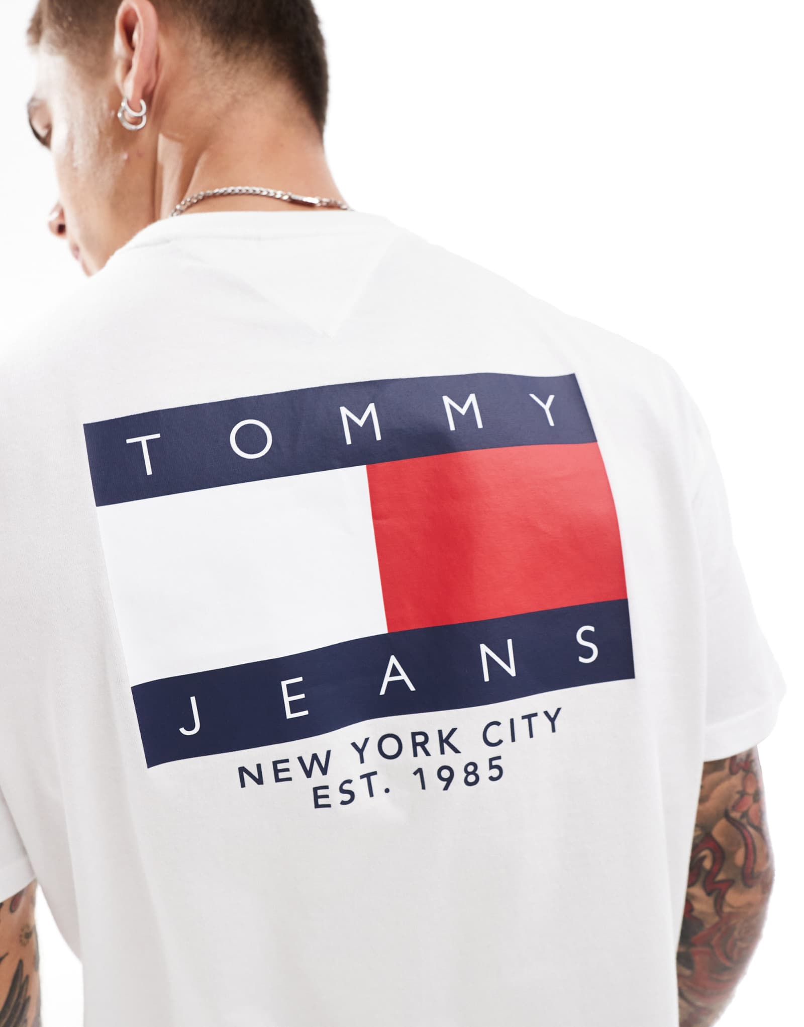 Футболка с принтом флага Tommy Jeans на спине белого цвета