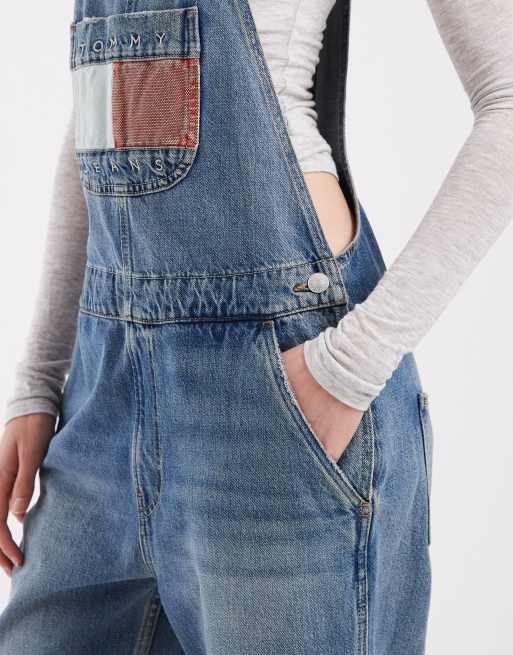 Tommy Jeans flag logo dungarees in mid wash, 3 of 4