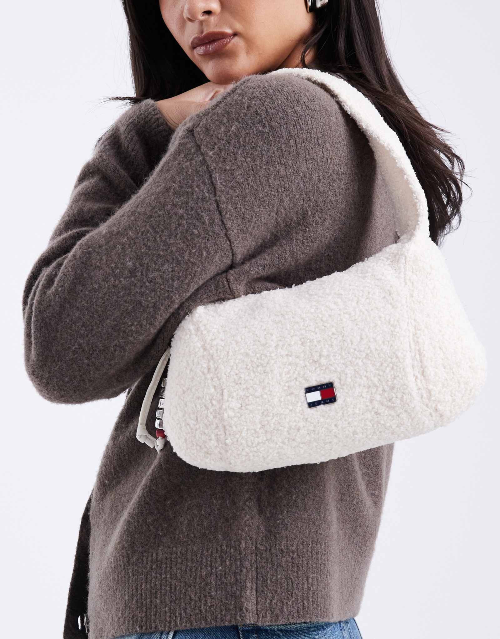 Сумка через плечо из шерпа с логотипом Tommy Jeans кремового цвета