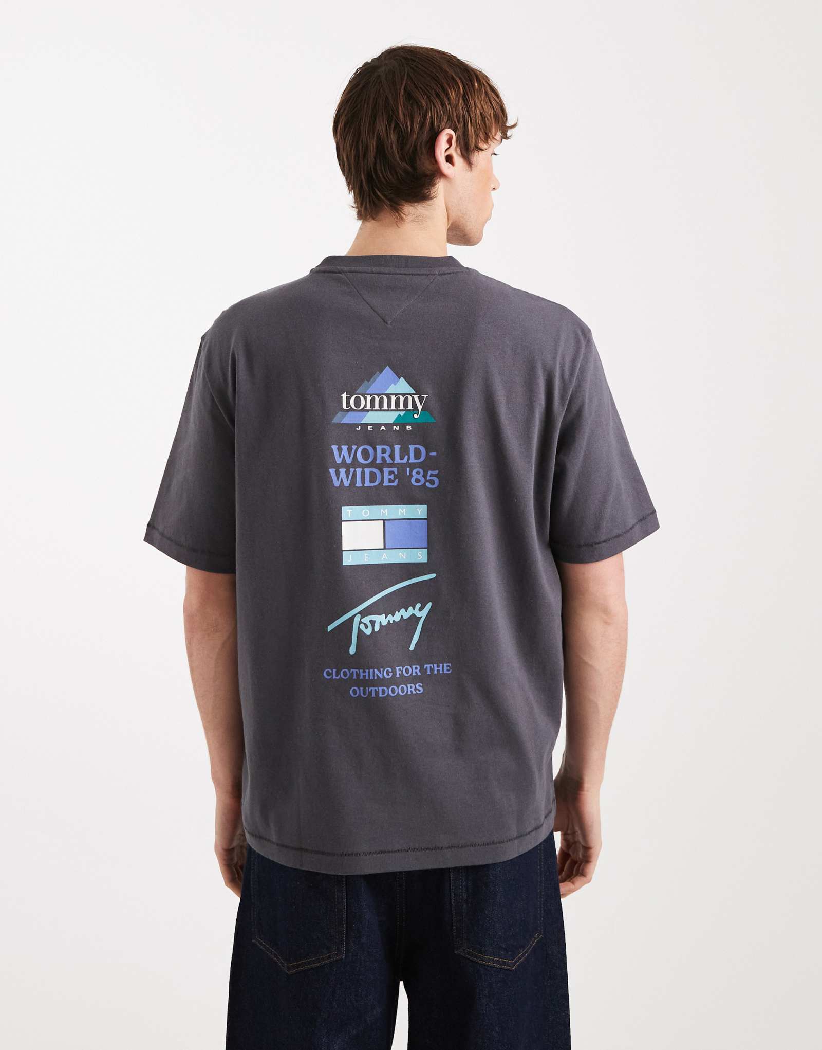 Футболка с логотипом флага Tommy Jeans с принтом горного пика на спине, цвет черный, постиранный