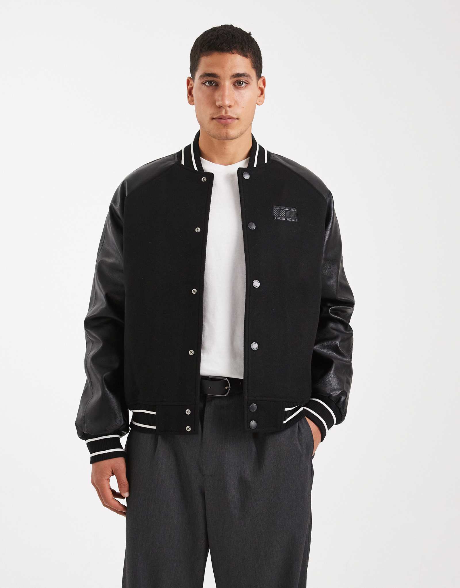 Университетская куртка с логотипом Tommy Jeans flag и кожаными рукавами черного цвета 