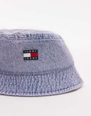 TOMMY JEANS FLAG LOGO WASHED DENIM BUCKET HAT 