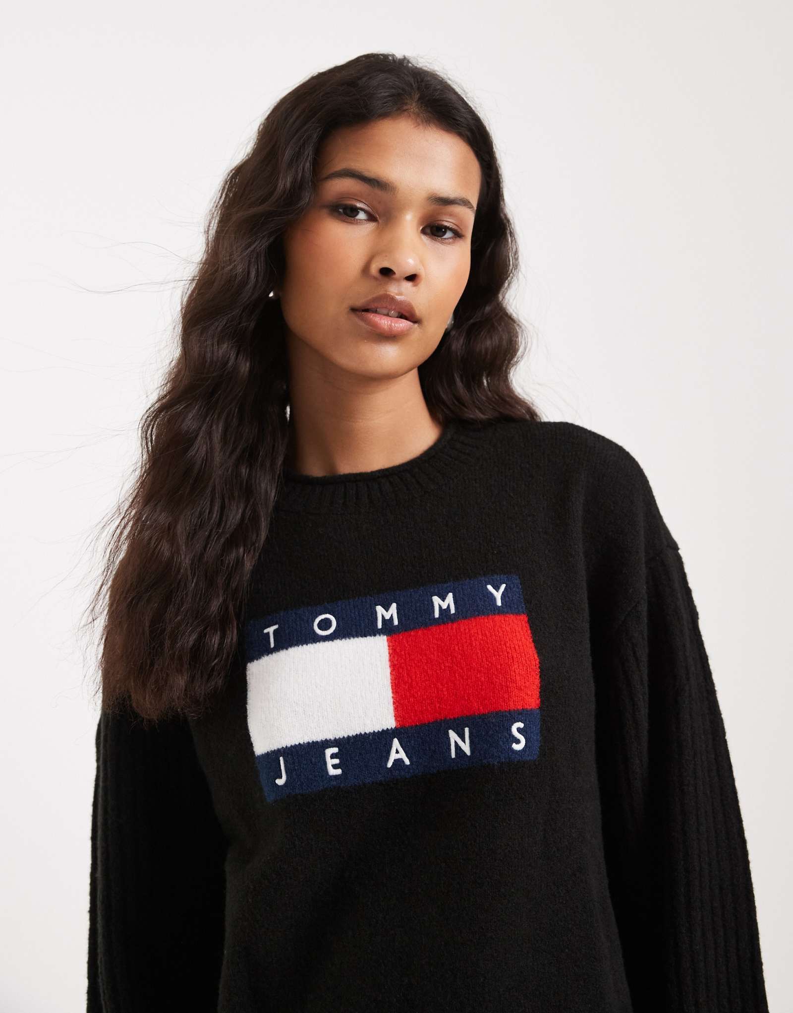 Черный свитер с флагом Tommy Jeans