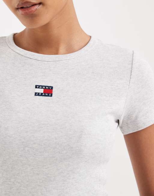 Tommy Jeans - Geribbeld slim-fit T-shirt met badge in grijs, 2 van 4