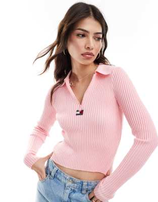 Tommy Jeans - Gerippter Pullover in Rosa mit kurzem Reißverschluss und Aufnäher