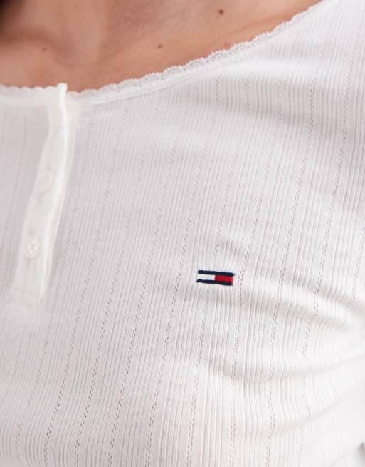 Tommy Jeans – Geripptes, langärmliges Henley-Oberteil in Weiß, 4 von 4