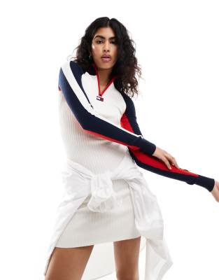 Tommy Jeans - Geripptes Minikleid in Cremeweiß mit buntem Blockfarben-Design