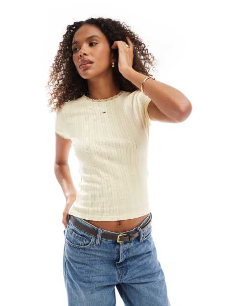Tommy Jeans – Geripptes Pointelle-T-Shirt in Buttergelb - view 1