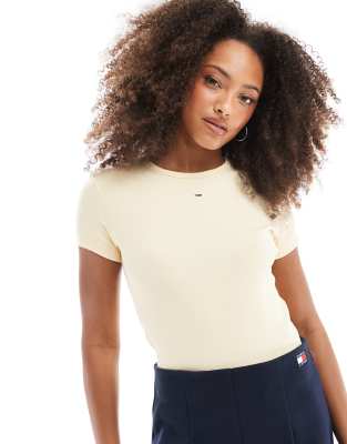 Tommy Jeans - Geripptes, schmal geschnittenes T-Shirt in Buttergelb