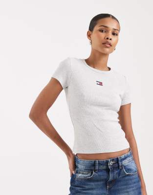 Tommy Jeans - Geripptes Slim-Fit-T-Shirt in Grau mit Aufnäher