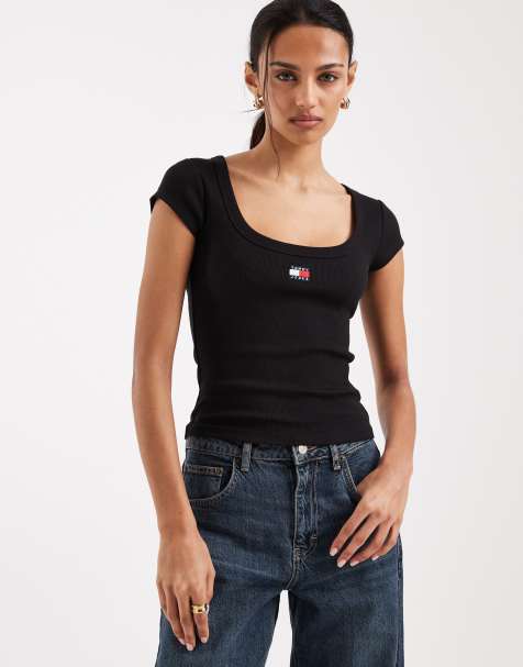 Tommy Jeans – Geripptes Slim-Fit-T-Shirt in Schwarz mit Aufnäher - view 1
