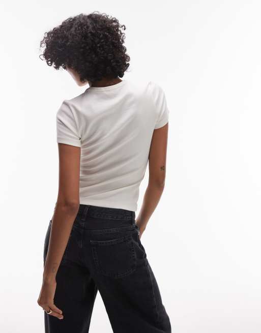 Tommy Jeans – Geripptes Slim-Fit-T-Shirt in Weiß mit mittigem Aufnäher, 3 von 4
