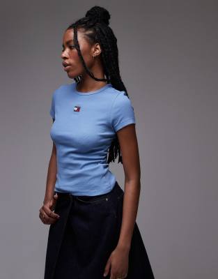 Tommy Jeans - Geripptes T-Shirt in Blau mit Aufnäher