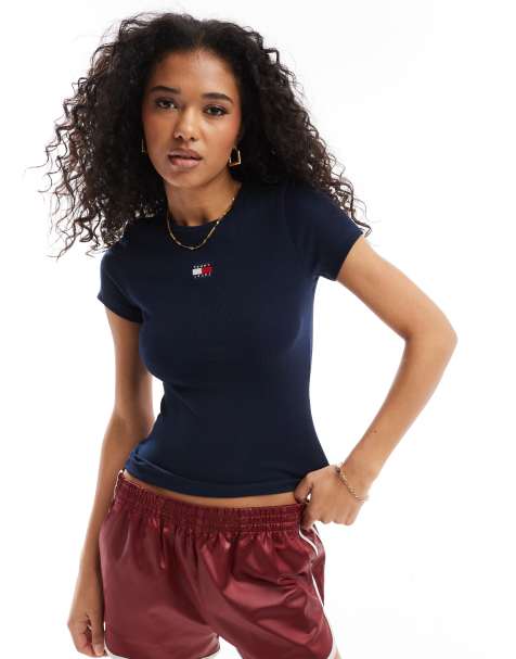 Tommy Jeans – Geripptes T-Shirt in Marineblau mit Aufnäher - view 1