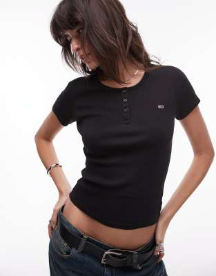 Tommy Jeans - Geripptes T-Shirt in Schwarz mit Knopfleiste