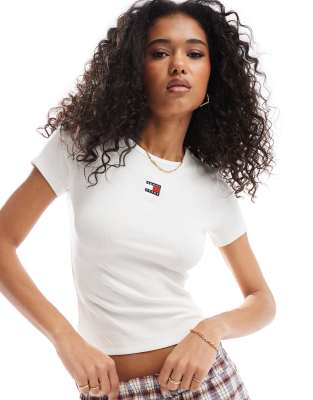 Tommy Jeans - Geripptes T-Shirt in Weiß mit engem Schnitt und Aufnäher