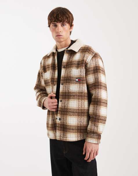 Tommy Jeans - Geruit teddy overshirt met logo op de borst in bruin - view 1
