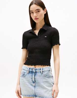 Tommy Jeans - Gesmoktes Poloshirt mit schmalem Schnitt in Schwarz