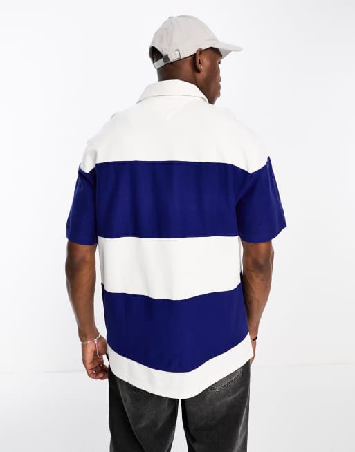 Tommy Jeans - Gestreept skate-poloshirt met serif-logo in blauw, 2 van 4
