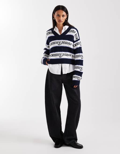Tommy Jeans - Gestreepte trui met logo en V-hals in wit en blauw, 2 van 4