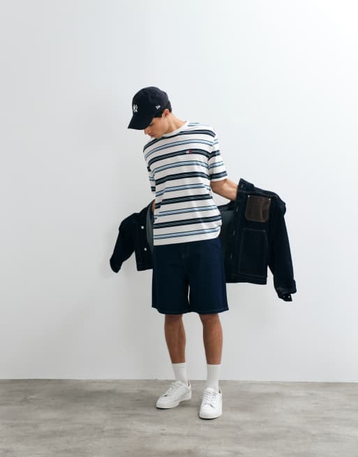 Tommy Jeans – Gestreiftes T-Shirt in Weiß/Blau mit Logo-Aufnäher, 5 von 5