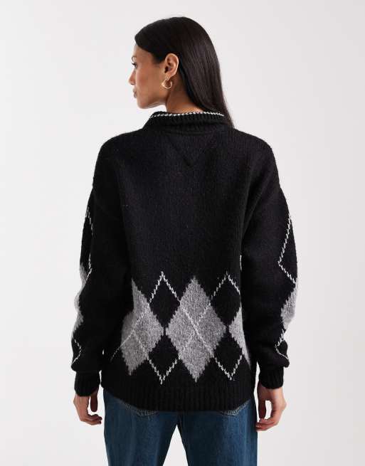 Tommy Jeans – Gestrickter Polo-Pullover in Schwarz mit Rautenmuster, 3 von 4