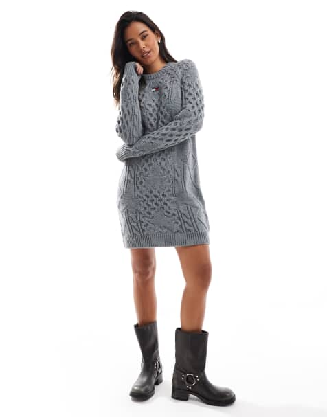 Tommy Jeans – Gestricktes Mini-Pulloverkleid in Hellgrau mit Sternmotiv - view 1