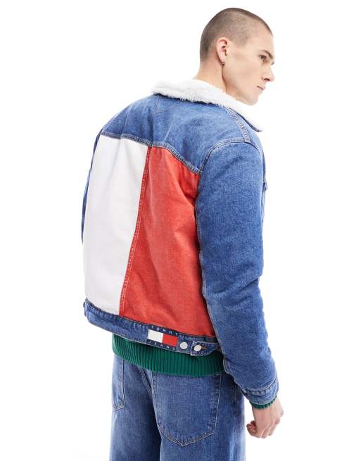 Tommy Jeans - Giacca trucker di jeans taglio regular lavaggio medio con stampa di bandiera in pile in coordinato