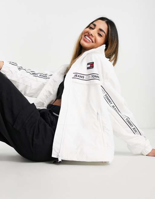 Tommy Jeans - Giacca vento bianca con fettuccia con logo sulla manica