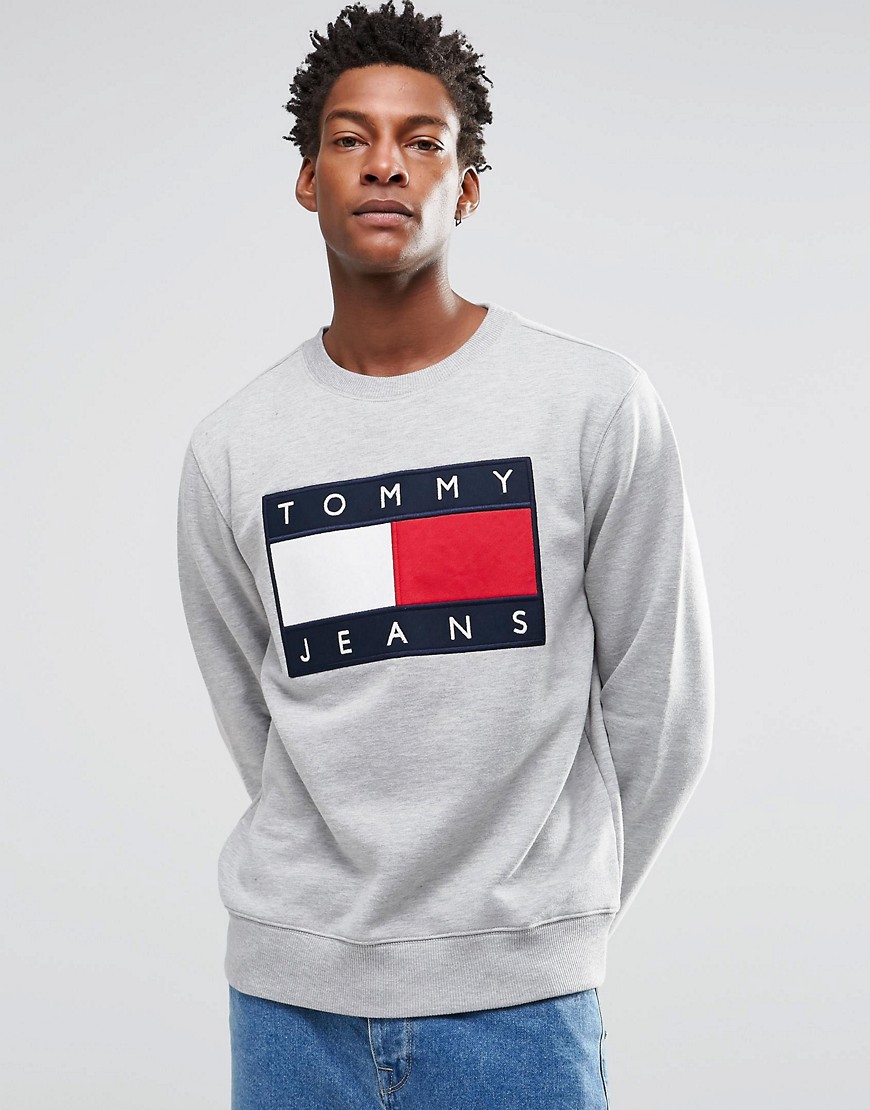 Tommy Jeans – Grå sweatshirt med Tommy-flagglogga